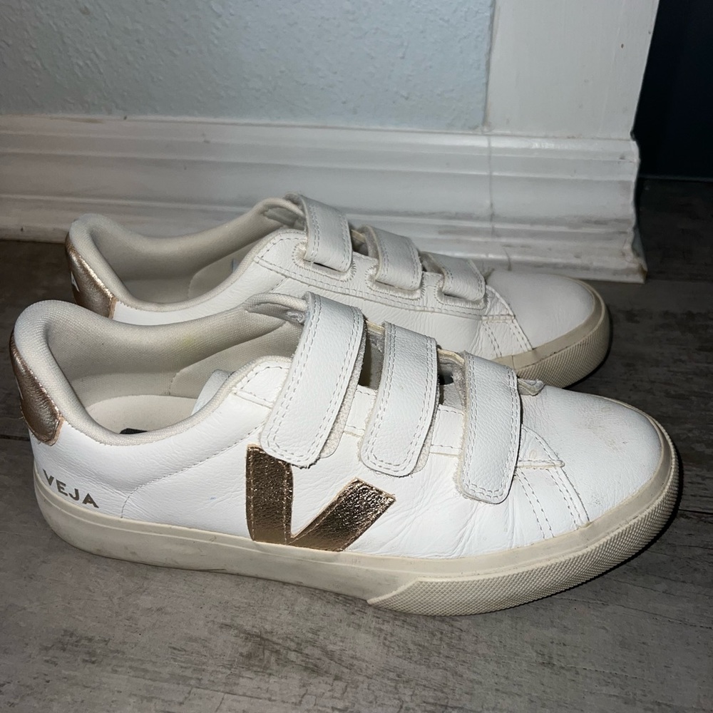 Womens Veja sneakers white and gold size 9.5 Recife triple-grip